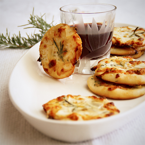 Garlic Rosemary Pizzettes | Sippity Sup