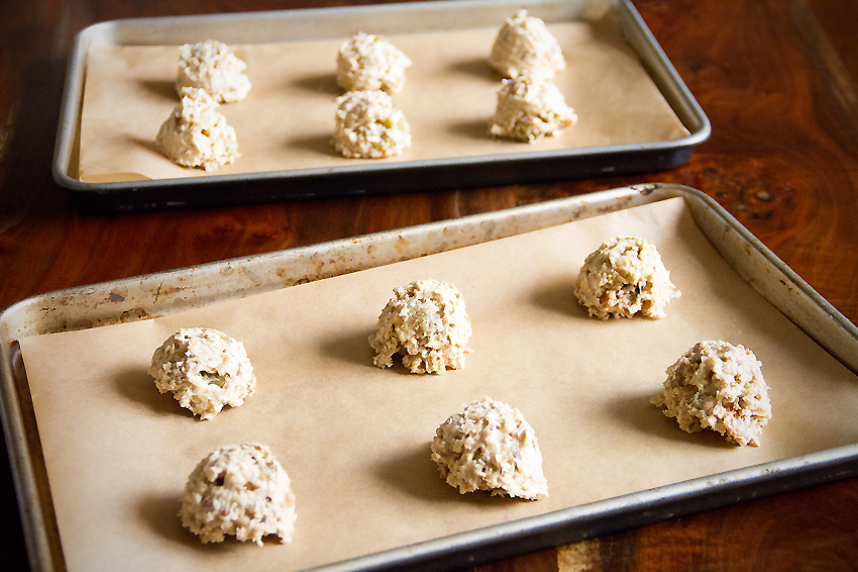 Maple-Oatmeal Cookies with Golden Raisins 