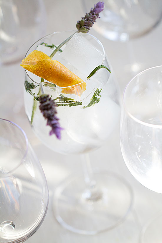 Spanish-Style Gin-Tonic with Lavender and Grapefruit