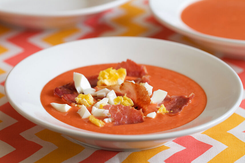 Salmorejo (الطماطم الأندلس المبردة وخبز الحساء)