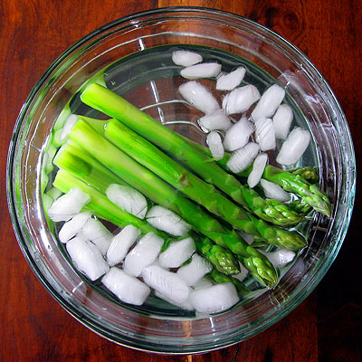 asparagus in an ice bath