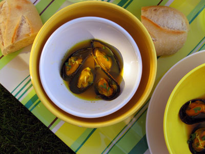 mussels in a broth with garlic, saffron and mustard