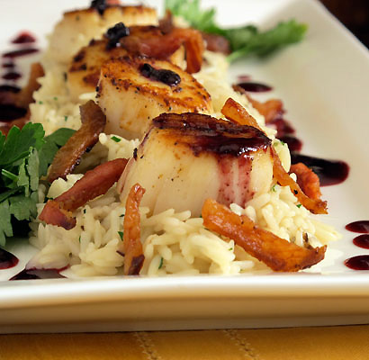 seared scallops with spicy blackberry sauce