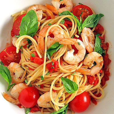 shrimp spaghetti with tomatoes and basil